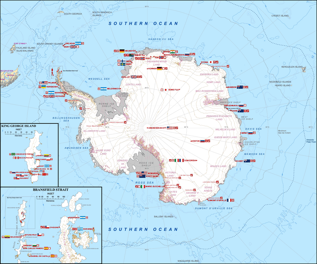 Mapa do continente antártico, visto de cima a partir do polo Sul e cercado pelo Oceano Antártico. O continente aparece coberto de gelo, com plataformas como Ross e Ronne. Ao redor de toda a costa e no interior, dezenas de bandeiras e marcadores indicam as estações de pesquisa de diferentes países, cada uma com seu nome, entre elas Amundsen-Scott, no polo, e Vostok, no interior. Dois quadros ampliados no canto esquerdo detalham a Ilha Rei George e o Estreito de Bransfield, na península Antártica, onde se concentram muitas estações próximas, incluindo a brasileira Comandante Ferraz.