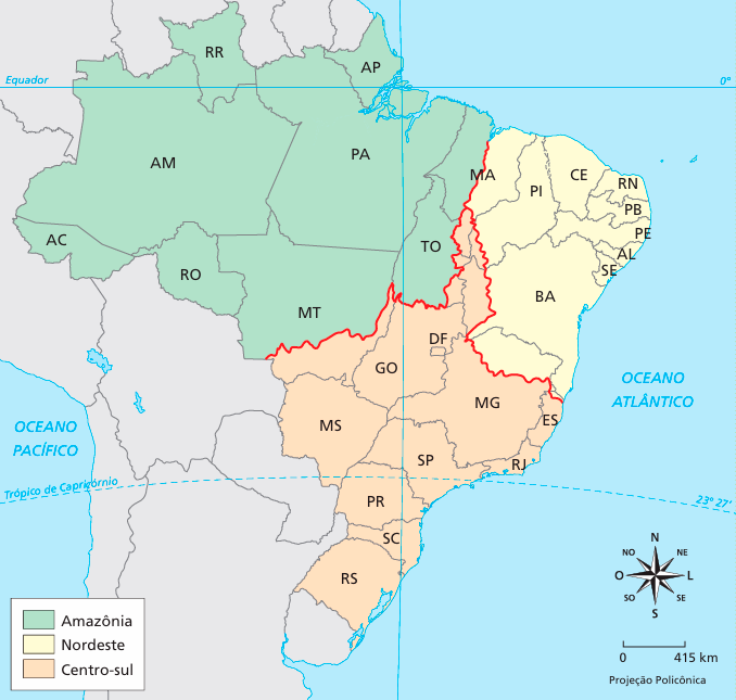 Mapa do Brasil dividido em três macrorregiões geoeconômicas: Amazônia, em verde, ocupando o norte e o oeste do país; Nordeste, em amarelo, no leste, do Maranhão à Bahia; e Centro-Sul, em laranja, do Mato Grosso ao Rio Grande do Sul. Uma linha vermelha marca os limites entre as macrorregiões, que cortam alguns estados e não coincidem com as divisas estaduais.