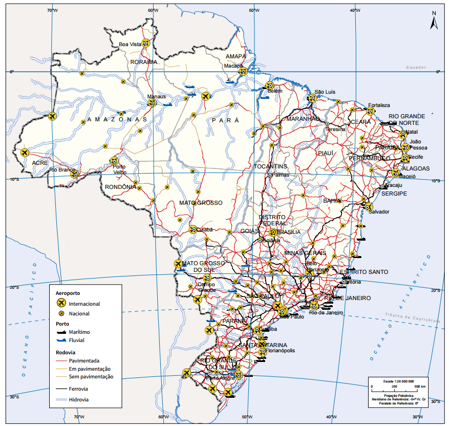Mapa do Brasil com as redes de transporte em 2021: rodovias pavimentadas em vermelho, ferrovias em preto, hidrovias em azul, além de portos marítimos e fluviais e aeroportos nacionais e internacionais. As rodovias e ferrovias formam uma malha densa no Sudeste, no Sul e no litoral do Nordeste, enquanto na Amazônia predominam os rios navegáveis e as estradas são poucas.