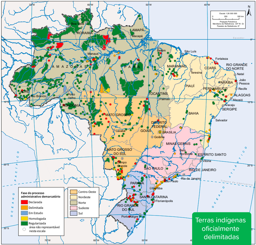 Mapa do Brasil com o uso e a ocupação do solo e as Terras Indígenas oficialmente delimitadas em 2020. As cinco grandes regiões do país aparecem em cores distintas e as Terras Indígenas são marcadas conforme a fase do processo demarcatório: declarada, delimitada, em estudo, homologada e regularizada, esta última em manchas verdes que se concentram na Amazônia, onde está a maior parte dessas terras. Pequenos círculos indicam áreas não representáveis na escala, espalhadas também pelas demais regiões.