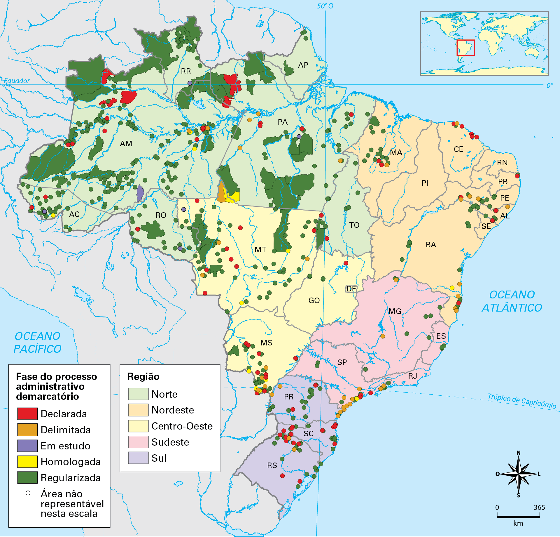 Mapa do Brasil com as Terras Indígenas oficialmente delimitadas. As cinco grandes regiões do país aparecem em cores distintas e as Terras Indígenas são marcadas conforme a fase do processo demarcatório: declarada, delimitada, em estudo, homologada e regularizada, esta última em manchas verdes que se concentram na Amazônia, onde está a maior parte dessas terras. Pequenos círculos indicam áreas não representáveis na escala, espalhadas também pelas demais regiões.